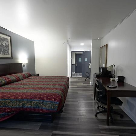Greenwoods Inn & Suites Берлин Экстерьер фото
