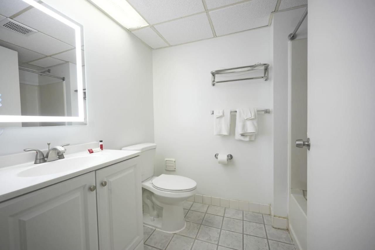 Greenwoods Inn & Suites Берлин Экстерьер фото