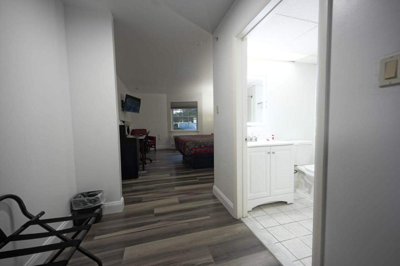 Greenwoods Inn & Suites Берлин Экстерьер фото