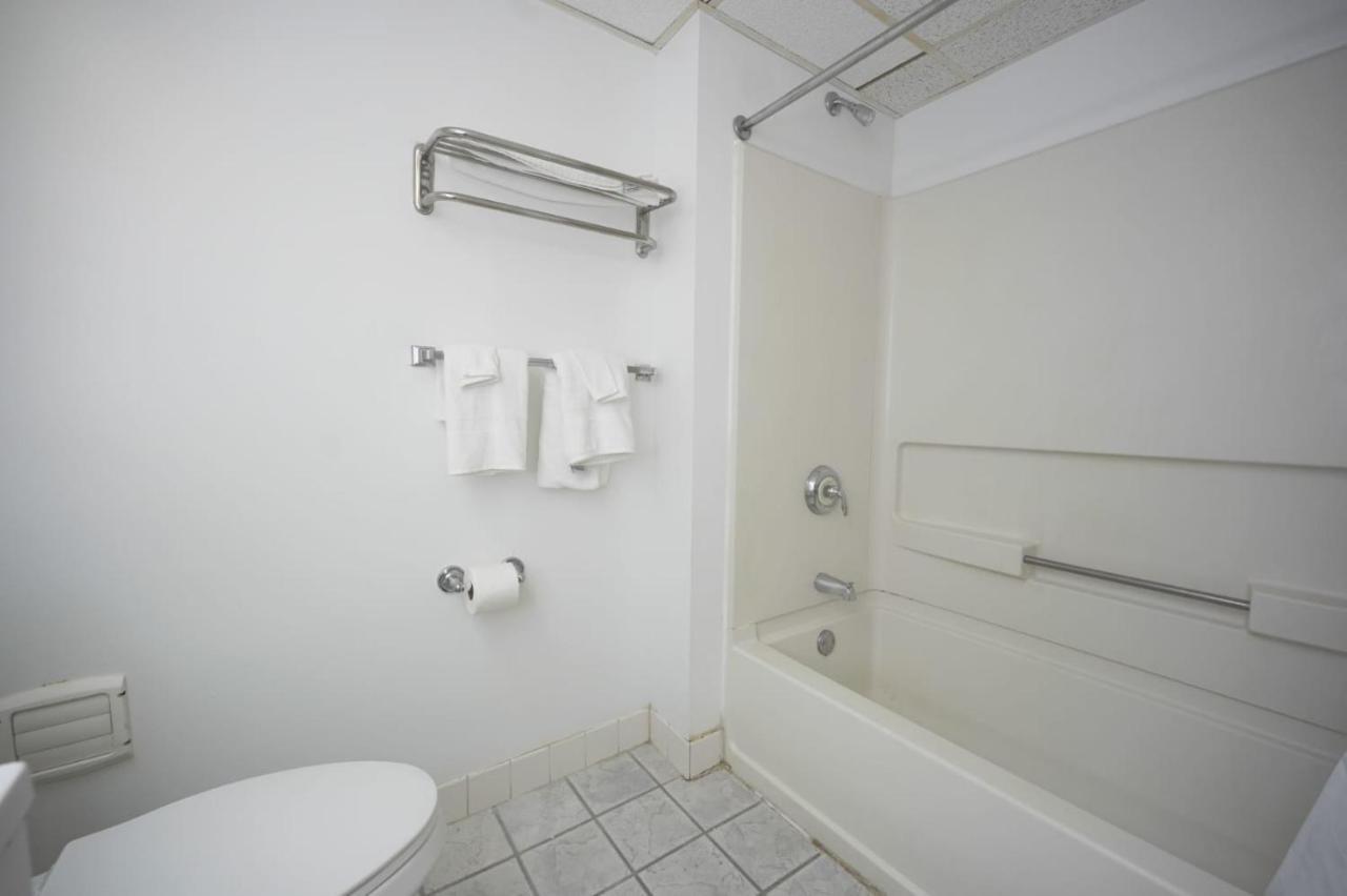 Greenwoods Inn & Suites Берлин Экстерьер фото